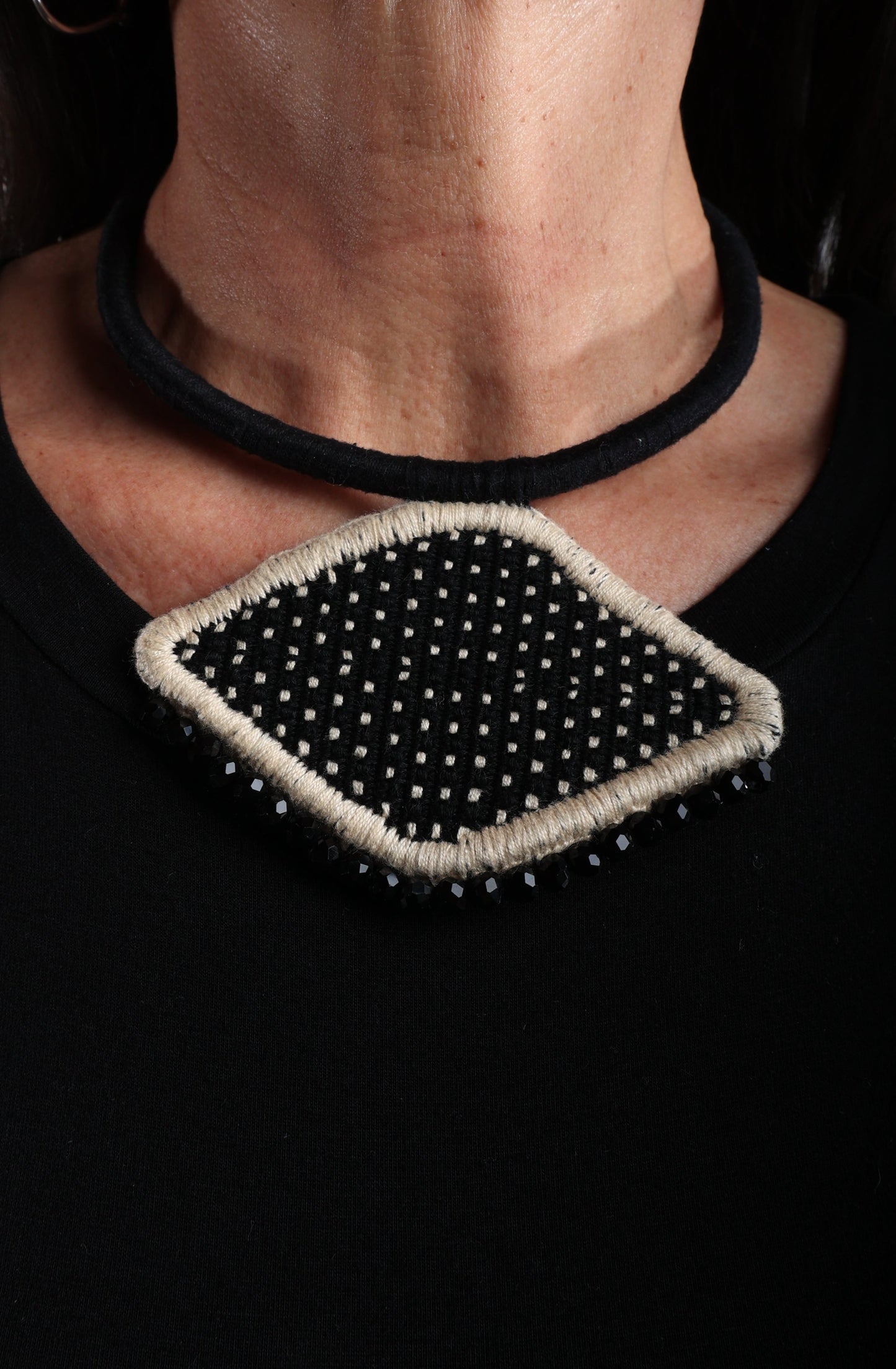 Collar Ojo Brillo Negro