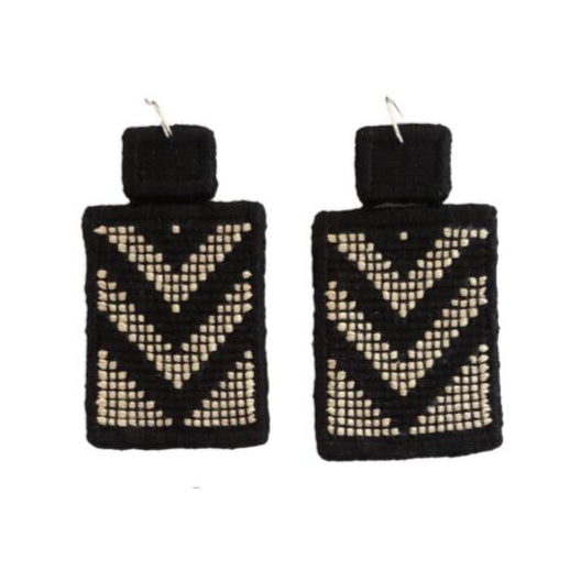 Aretes tejidos en telar de cintura y brocados.